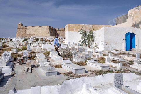 Dans le cimetière marin à la point de la presqu'île. La presqu'île de Mahdia est le coeur historique de la ville, avec la medina et à sa pointe le cimetière marin et le borj. La partie résidentielle, appellée Borj Erras, est un mélange de palais et de maisaons traditionnelle de pêcheurs. 