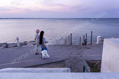 La corniche nord de la presqu'île a été aménagé en promenade, sur ce bord de mer, les mahdois viennent de rafraichir en fin de journée et les petits pêcheurs partent déposer et retiere leurs filets. La presqu'île de Mahdia est le coeur historique de la ville, avec la medina et à sa pointe le cimetière marin et le borj. La partie résidentielle, appellée Borj Erras, est un mélange de palais et de maisaons traditionnelle de pêcheurs. 