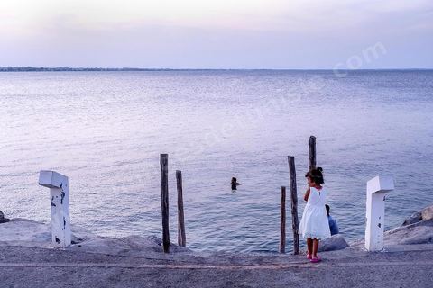 La corniche nord de la presqu'île a été aménagé en promenade, sur ce bord de mer, les mahdois viennent de rafraichir en fin de journée et les petits pêcheurs partent déposer et retiere leurs filets. La presqu'île de Mahdia est le coeur historique de la ville, avec la medina et à sa pointe le cimetière marin et le borj. La partie résidentielle, appellée Borj Erras, est un mélange de palais et de maisaons traditionnelle de pêcheurs. 