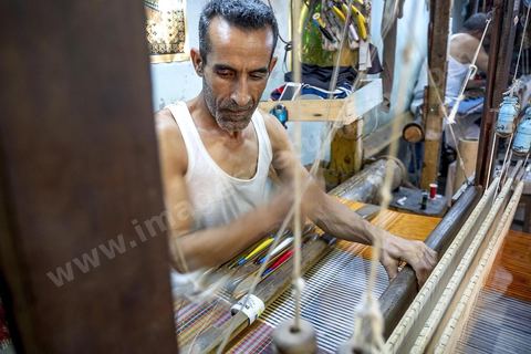 Dans l'atelier de tissage de Mohammed Ismail, les tisserands travaillent la soie et la lain pour produire de très belles pièces de textile. La presqu'île de Mahdia est le coeur historique de la ville, avec la medina et à sa pointe le cimetière marin et le borj. La partie résidentielle, appellée Borj Erras, est un mélange de palais et de maisaons traditionnelle de pêcheurs. 