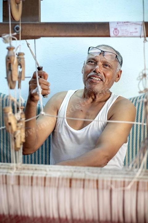 Dans l'atelier de tissage de Mohammed Ismail, les tisserands travaillent la soie et la lain pour produire de très belles pièces de textile. La presqu'île de Mahdia est le coeur historique de la ville, avec la medina et à sa pointe le cimetière marin et le borj. La partie résidentielle, appellée Borj Erras, est un mélange de palais et de maisaons traditionnelle de pêcheurs. 