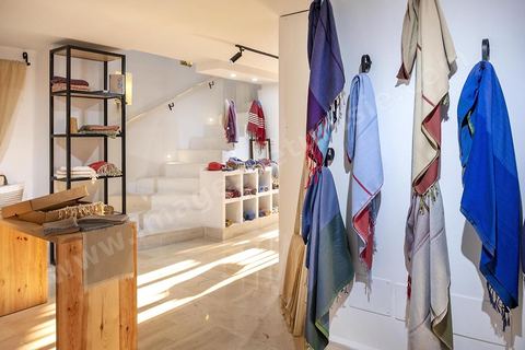 La boutique de tissage de soie et laine de Skila. La presqu'île de Mahdia est le coeur historique de la ville, avec la medina et à sa pointe le cimetière marin et le borj. La partie résidentielle, appellée Borj Erras, est un mélange de palais et de maisaons traditionnelle de pêcheurs. 