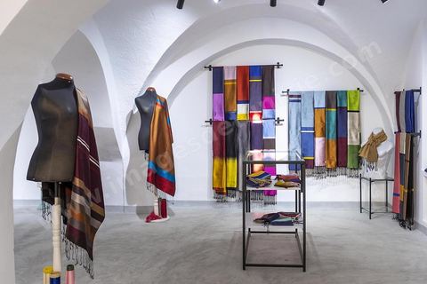 La boutique de tissage de soie et laine de Skila. La presqu'île de Mahdia est le coeur historique de la ville, avec la medina et à sa pointe le cimetière marin et le borj. La partie résidentielle, appellée Borj Erras, est un mélange de palais et de maisaons traditionnelle de pêcheurs. 