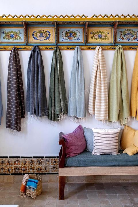 La boutique de tissage de soie et laine de Skila. La presqu'île de Mahdia est le coeur historique de la ville, avec la medina et à sa pointe le cimetière marin et le borj. La partie résidentielle, appellée Borj Erras, est un mélange de palais et de maisaons traditionnelle de pêcheurs. 