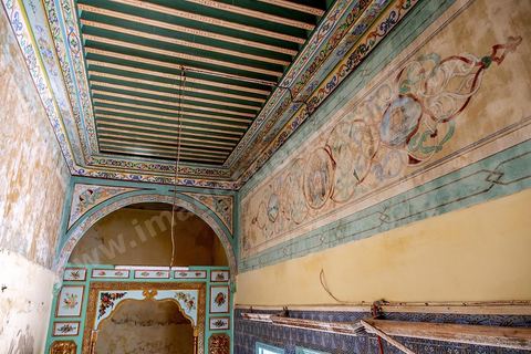La presqu'île de Mahdia est le coeur historique de la ville, avec la medina et à sa pointe le cimetière marin et le borj. La partie résidentielle, appellée Borj Erras, est un mélange de palais et de maisaons traditionnelle de pêcheurs. 