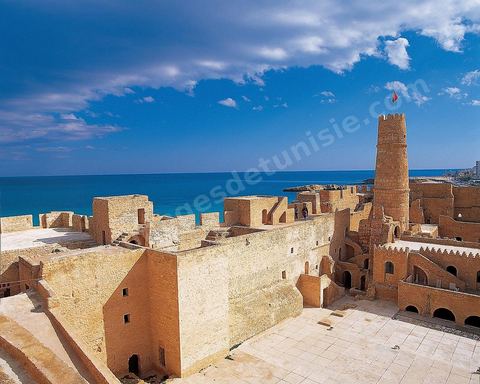 Le ribat de Monastir est une imposante forteresse située au bord de la mer Méditerranée, au coeur de la ville de Monastir. Considéré comme le ribat le plus ancien et le plus important du Maghreb, il a été difié en 796, il est agrandi du côté septentrional sous le règne des Aghlabides (IXe siècle) puis du côté méridional sous le règne de la dynastie fatimide, vers 966. Par la suite, des travaux effectués vers 1424, à l'époque hafside, augmentent notablement sa superficie pour atteindre 4 200 m2. Le ribat abrite, depuis le 5 août 1958, un musée des arts islamiques.