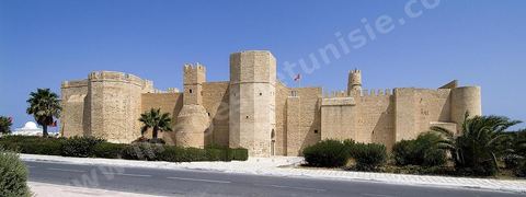 Le ribat de Monastir est une imposante forteresse située au bord de la mer Méditerranée, au coeur de la ville de Monastir. Considéré comme le ribat le plus ancien et le plus important du Maghreb, il a été difié en 796, il est agrandi du côté septentrional sous le règne des Aghlabides (IXe siècle) puis du côté méridional sous le règne de la dynastie fatimide, vers 966. Par la suite, des travaux effectués vers 1424, à l'époque hafside, augmentent notablement sa superficie pour atteindre 4 200 m2. Le ribat abrite, depuis le 5 août 1958, un musée des arts islamiques.