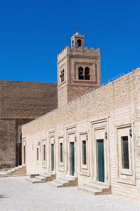 La Grande mosquée de Monastir est un édifice en pierre de taille d'architecture sobre élevé au IXe siècle puis agrandi au cours des XIe et XVIIIe siècles, elle se situe juste à côté du ribat.