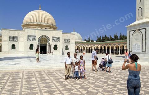 Le mausolée Habib Bourguiba a été construit du vivant de Bourguiba, en 1963, selon les caractéristiques de l'architecture traditionnelle (style arabo-musulman moderne), se trouve dans la partie occidentale du cimetière Sidi El Mézeri, le principal lieu de sépulture de la ville, au bout de l'allée principale longue d'environ 200 mètres et large de trente mètres. Il abrite non seulement le corps du président défunt et de sa première femme Mathilde, mais aussi ceux de ses parents et de ses frères, ainsi que d'autres membres de la famille dans deux autres salles. Il a été agrandi en 1978.L'édifice, encadrés par deux minarets de 25 mètres de hauteur, est surmonté d'un dôme doré qui est lui-même entouré de deux coupoles vertes. La porte d'entrée du mausolée ainsi que la grille qui sépare celui-ci du reste du cimetière sont deux beaux exemples de l'art tunisien.