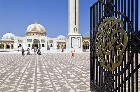 Le mausolée Habib Bourguiba a été construit du vivant de Bourguiba, en 1963, selon les caractéristiques de l'architecture traditionnelle (style arabo-musulman moderne), se trouve dans la partie occidentale du cimetière Sidi El Mézeri, le principal lieu de sépulture de la ville, au bout de l'allée principale longue d'environ 200 mètres et large de trente mètres. Il abrite non seulement le corps du président défunt et de sa première femme Mathilde, mais aussi ceux de ses parents et de ses frères, ainsi que d'autres membres de la famille dans deux autres salles. Il a été agrandi en 1978.L'édifice, encadrés par deux minarets de 25 mètres de hauteur, est surmonté d'un dôme doré qui est lui-même entouré de deux coupoles vertes. La porte d'entrée du mausolée ainsi que la grille qui sépare celui-ci du reste du cimetière sont deux beaux exemples de l'art tunisien.