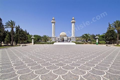 Le mausolée Habib Bourguiba a été construit du vivant de Bourguiba, en 1963, selon les caractéristiques de l'architecture traditionnelle (style arabo-musulman moderne), se trouve dans la partie occidentale du cimetière Sidi El Mézeri, le principal lieu de sépulture de la ville, au bout de l'allée principale longue d'environ 200 mètres et large de trente mètres. Il abrite non seulement le corps du président défunt et de sa première femme Mathilde, mais aussi ceux de ses parents et de ses frères, ainsi que d'autres membres de la famille dans deux autres salles. Il a été agrandi en 1978.L'édifice, encadrés par deux minarets de 25 mètres de hauteur, est surmonté d'un dôme doré qui est lui-même entouré de deux coupoles vertes. La porte d'entrée du mausolée ainsi que la grille qui sépare celui-ci du reste du cimetière sont deux beaux exemples de l'art tunisien.