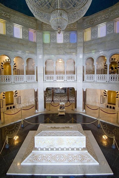 Le mausolée Habib Bourguiba a été construit du vivant de Bourguiba, en 1963, selon les caractéristiques de l'architecture traditionnelle (style arabo-musulman moderne), se trouve dans la partie occidentale du cimetière Sidi El Mézeri, le principal lieu de sépulture de la ville, au bout de l'allée principale longue d'environ 200 mètres et large de trente mètres. Il abrite non seulement le corps du président défunt et de sa première femme Mathilde, mais aussi ceux de ses parents et de ses frères, ainsi que d'autres membres de la famille dans deux autres salles. Il a été agrandi en 1978.L'édifice, encadrés par deux minarets de 25 mètres de hauteur, est surmonté d'un dôme doré qui est lui-même entouré de deux coupoles vertes. La porte d'entrée du mausolée ainsi que la grille qui sépare celui-ci du reste du cimetière sont deux beaux exemples de l'art tunisien.