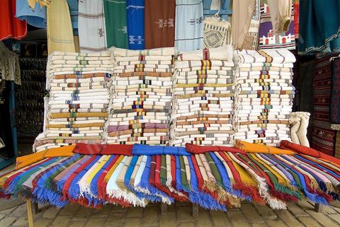 Souks et boutiques de tissus dans la medina de Monastir