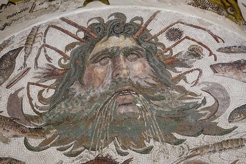 Mosaique du Dieu Océan, poissons  et crustacés. Mosaïque de Bassin.Dimensions : 2,20 m x 1,60 mDatation : III eme siècle ap J.-C Maison d’Apollon et de Calliope) - musée archéologique de Sousse dans la Kasbah située en haut de la medina de Sousse
