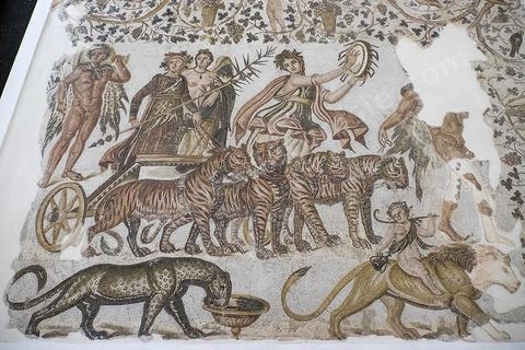 Mosaïque du Cortège triomphal de DionysosDimensions : 4,50 m x 4m Datation : III eme siècle ap J-CMaison de l’Arsenal - musée archéologique de Sousse dans la Kasbah située en haut de la medina de Sousse