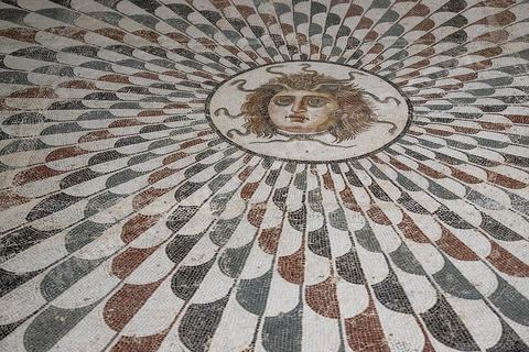 Mosaique de la Méduse Datation : II eme ap. j-CMaison de Dar Zmala - musée archéologique de Sousse dans la Kasbah située en haut de la medina de Sousse