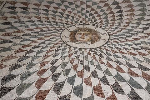 Mosaique de la Méduse Datation : II eme ap. j-CMaison de Dar Zmala - musée archéologique de Sousse dans la Kasbah située en haut de la medina de Sousse