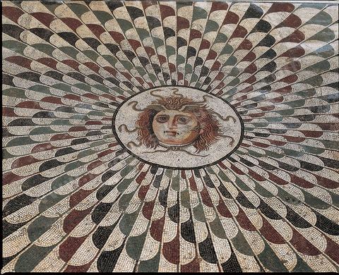 Mosaique de la Méduse Datation : II eme ap. j-CMaison de Dar Zmala - musée archéologique de Sousse dans la Kasbah située en haut de la medina de Sousse