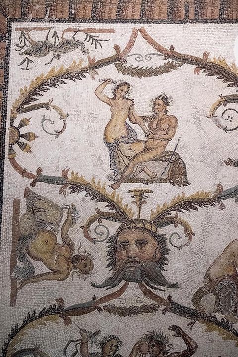 mosaique de chambre à coucher avec scèbes d'alcove très explicites 380 x 350 cm - musée archéologique de Sousse dans la Kasbah située en haut de la medina de Sousse