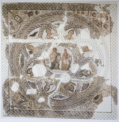 Mosaique, composition en cercle orné d'une sinusoïde avec un médaillon  central avec Apollon, dieu de la musique et de la poésie, appuyé sur sa lyre et Erato, muse de la poésie érotique. Sont également représentées huit muses en buste, des oiseaux et plantes. Seconde moitié du IIIème siècle - musée archéologique de Sousse dans la Kasbah située en haut de la medina de Sousse