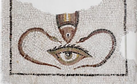 Mosaique motifs à valeur apotropaïque, potégeant du mauvais oeil : deux serpents refermant un oeil ouvert, surmontés d'un poisson - musée archéologique de Sousse dans la Kasbah située en haut de la medina de Sousse