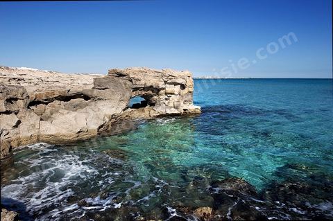plage et cote rocheuse de Salakta