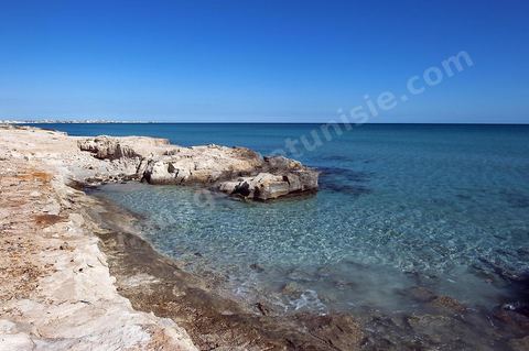 plage et cote rocheuse de Salakta