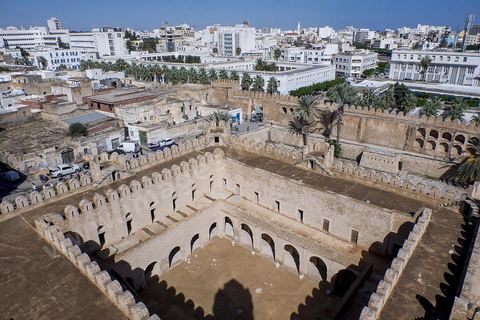 Vue sur la vour intérieure du ribat et Sousse moderne. Sousse ou la perle du Sahel. 