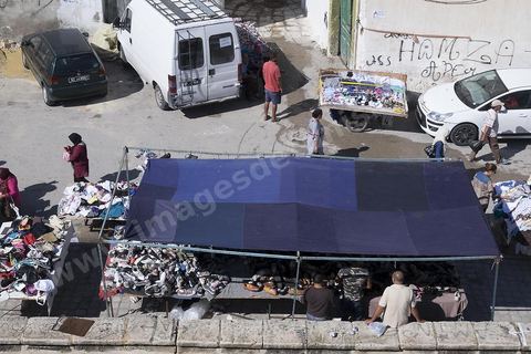 Marché aux frippes dans la medina de Sousse ou la perle du Sahel. 