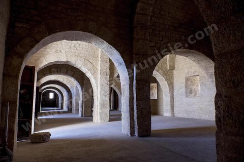 La cour intérieure entourée d'un portique sous lequel s'ouvrent les cellules des moines du ribat de Sousse. Sousse ou la perle du Sahel. 