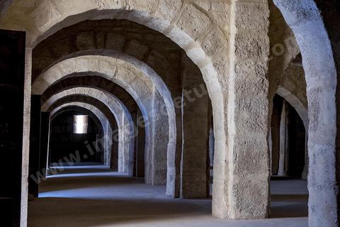 La cour intérieure entourée d'un portique sous lequel s'ouvrent les cellules des moines du ribat de Sousse. Sousse ou la perle du Sahel. 