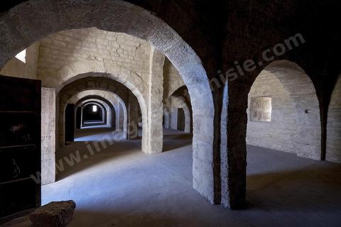 La cour intérieure entourée d'un portique sous lequel s'ouvrent les cellules des moines du ribat de Sousse. Sousse ou la perle du Sahel. 