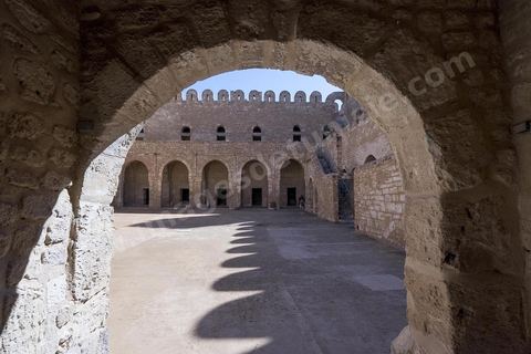 La cour intérieure entourée d'un portique sous lequel s'ouvrent les cellules des moines du ribat de Sousse. Sousse ou la perle du Sahel. 