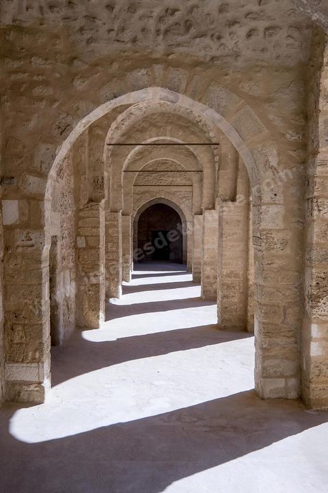 La cour intérieure entourée d'un portique sous lequel s'ouvrent les cellules des moines du ribat de Sousse. Sousse ou la perle du Sahel. 