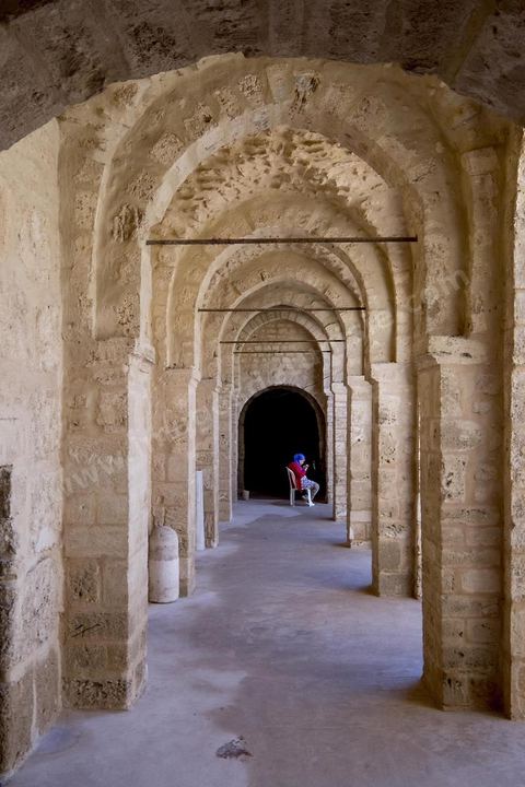 La cour intérieure entourée d'un portique sous lequel s'ouvrent les cellules des moines du ribat de Sousse. Sousse ou la perle du Sahel. 