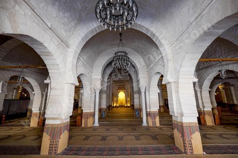 Salle des prières de la Grande mosquée de Sousse dans la medina de Sousse ou la perle du Sahel. 