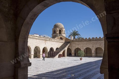 Cour intérieure de la Grande Mosquée de Sousse. Sousse ou la perle du Sahel. 