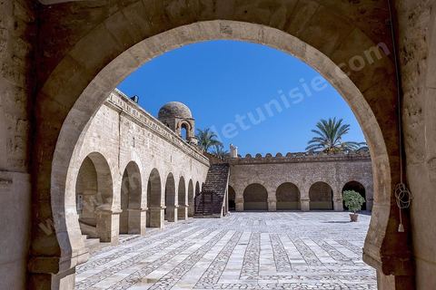 Cour intérieure de la Grande Mosquée de Sousse. Sousse ou la perle du Sahel. 