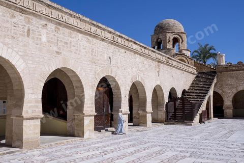 Cour intérieure de la Grande Mosquée de Sousse. Sousse ou la perle du Sahel. 