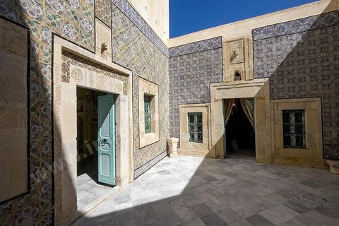 Dar Essid, maison bourgeoise du XVème siècle qui abrite un musée privé d'arts et de traditions, avec de beaux patios, des pièces et salons traditionnels richement décorés avec mobiliers, décorations murales, mais aussi objets de la vie quotidiennes et costumes et bijoux traditionnels. Sousse ou la perle du Sahel. 