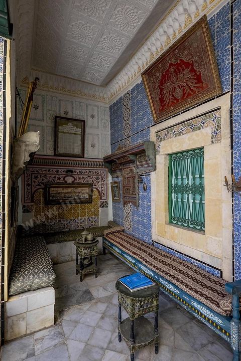 Dar Essid, maison bourgeoise du XVème siècle qui abrite un musée privé d'arts et de traditions, avec de beaux patios, des pièces et salons traditionnels richement décorés avec mobiliers, décorations murales, mais aussi objets de la vie quotidiennes et costumes et bijoux traditionnels. Sousse ou la perle du Sahel. 