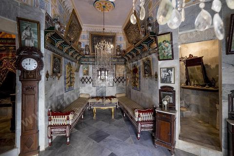 Dar Essid, maison bourgeoise du XVème siècle qui abrite un musée privé d'arts et de traditions, avec de beaux patios, des pièces et salons traditionnels richement décorés avec mobiliers, décorations murales, mais aussi objets de la vie quotidiennes et costumes et bijoux traditionnels. Sousse ou la perle du Sahel. 