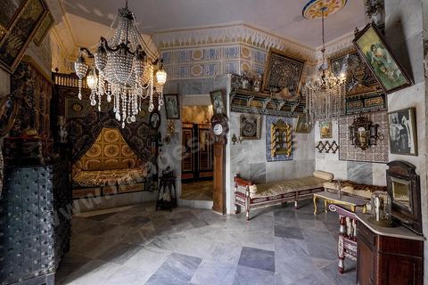 Dar Essid, maison bourgeoise du XVème siècle qui abrite un musée privé d'arts et de traditions, avec de beaux patios, des pièces et salons traditionnels richement décorés avec mobiliers, décorations murales, mais aussi objets de la vie quotidiennes et costumes et bijoux traditionnels. Sousse ou la perle du Sahel. 
