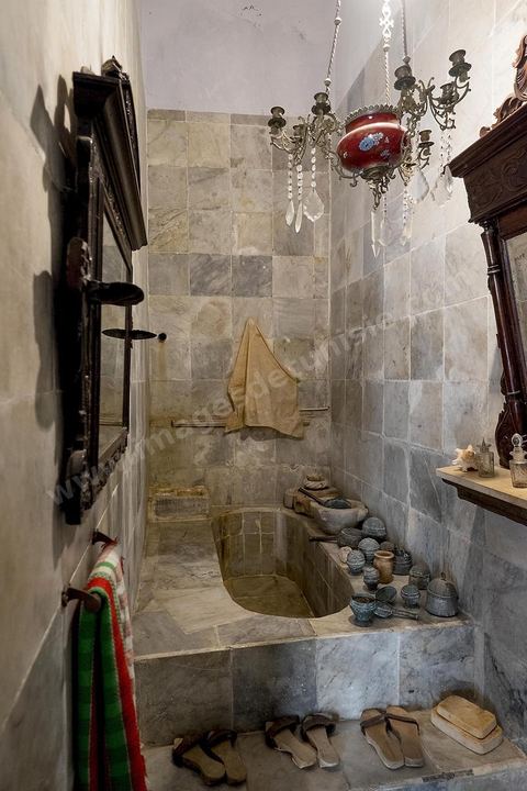 Dar Essid, maison bourgeoise du XVème siècle qui abrite un musée privé d'arts et de traditions, avec de beaux patios, des pièces et salons traditionnels richement décorés avec mobiliers, décorations murales, mais aussi objets de la vie quotidiennes et costumes et bijoux traditionnels. Sousse ou la perle du Sahel. 