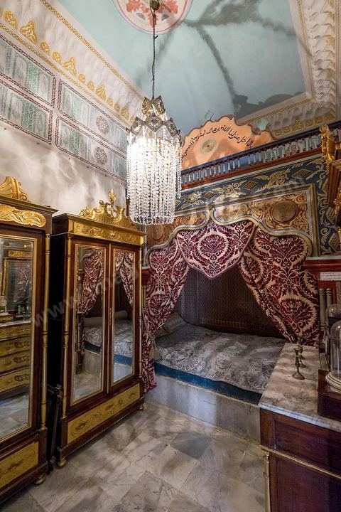 Dar Essid, maison bourgeoise du XVème siècle qui abrite un musée privé d'arts et de traditions, avec de beaux patios, des pièces et salons traditionnels richement décorés avec mobiliers, décorations murales, mais aussi objets de la vie quotidiennes et costumes et bijoux traditionnels. Sousse ou la perle du Sahel. 