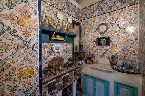 Dar Essid, maison bourgeoise du XVème siècle qui abrite un musée privé d'arts et de traditions, avec de beaux patios, des pièces et salons traditionnels richement décorés avec mobiliers, décorations murales, mais aussi objets de la vie quotidiennes et costumes et bijoux traditionnels. Sousse ou la perle du Sahel. 