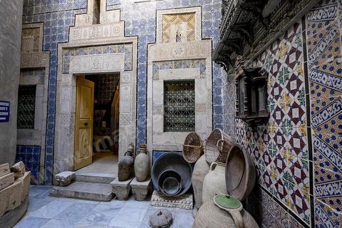 Dar Essid, maison bourgeoise du XVème siècle qui abrite un musée privé d'arts et de traditions, avec de beaux patios, des pièces et salons traditionnels richement décorés avec mobiliers, décorations murales, mais aussi objets de la vie quotidiennes et costumes et bijoux traditionnels. Sousse ou la perle du Sahel. 