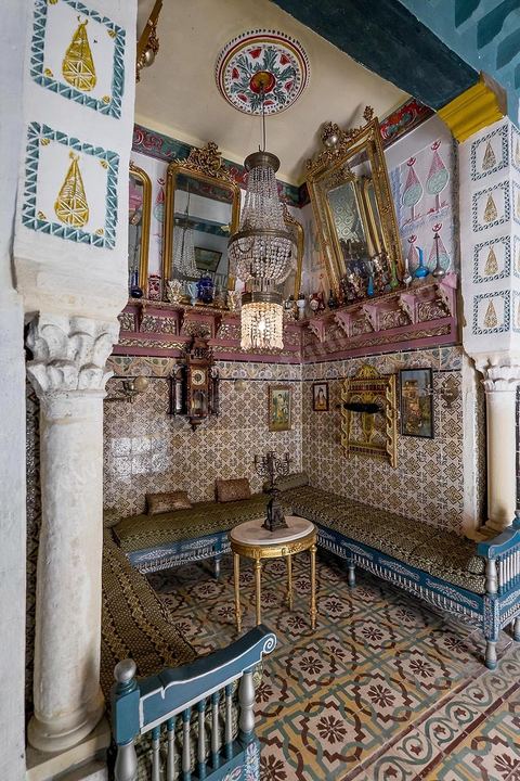 Dar Essid, maison bourgeoise du XVème siècle qui abrite un musée privé d'arts et de traditions, avec de beaux patios, des pièces et salons traditionnels richement décorés avec mobiliers, décorations murales, mais aussi objets de la vie quotidiennes et costumes et bijoux traditionnels. Sousse ou la perle du Sahel. 