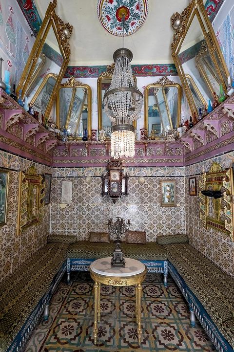 Dar Essid, maison bourgeoise du XVème siècle qui abrite un musée privé d'arts et de traditions, avec de beaux patios, des pièces et salons traditionnels richement décorés avec mobiliers, décorations murales, mais aussi objets de la vie quotidiennes et costumes et bijoux traditionnels. Sousse ou la perle du Sahel. 