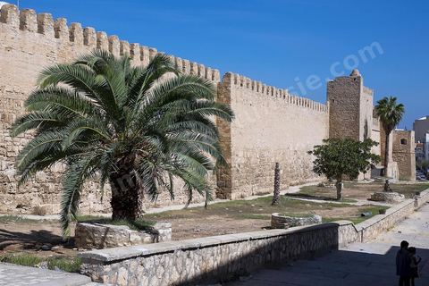 Les remparts extérieurs de la medina de Sousse avec ses imposants murs, portes et tours. Sousse ou la perle du Sahel. 